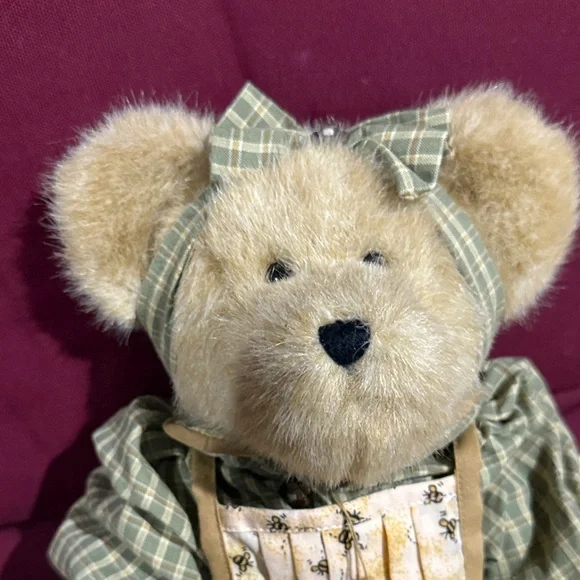 Boyds Bears Mrs Beezley 🐝 Plush Doll with Green and Cream Outfit - Picture 3 of 8